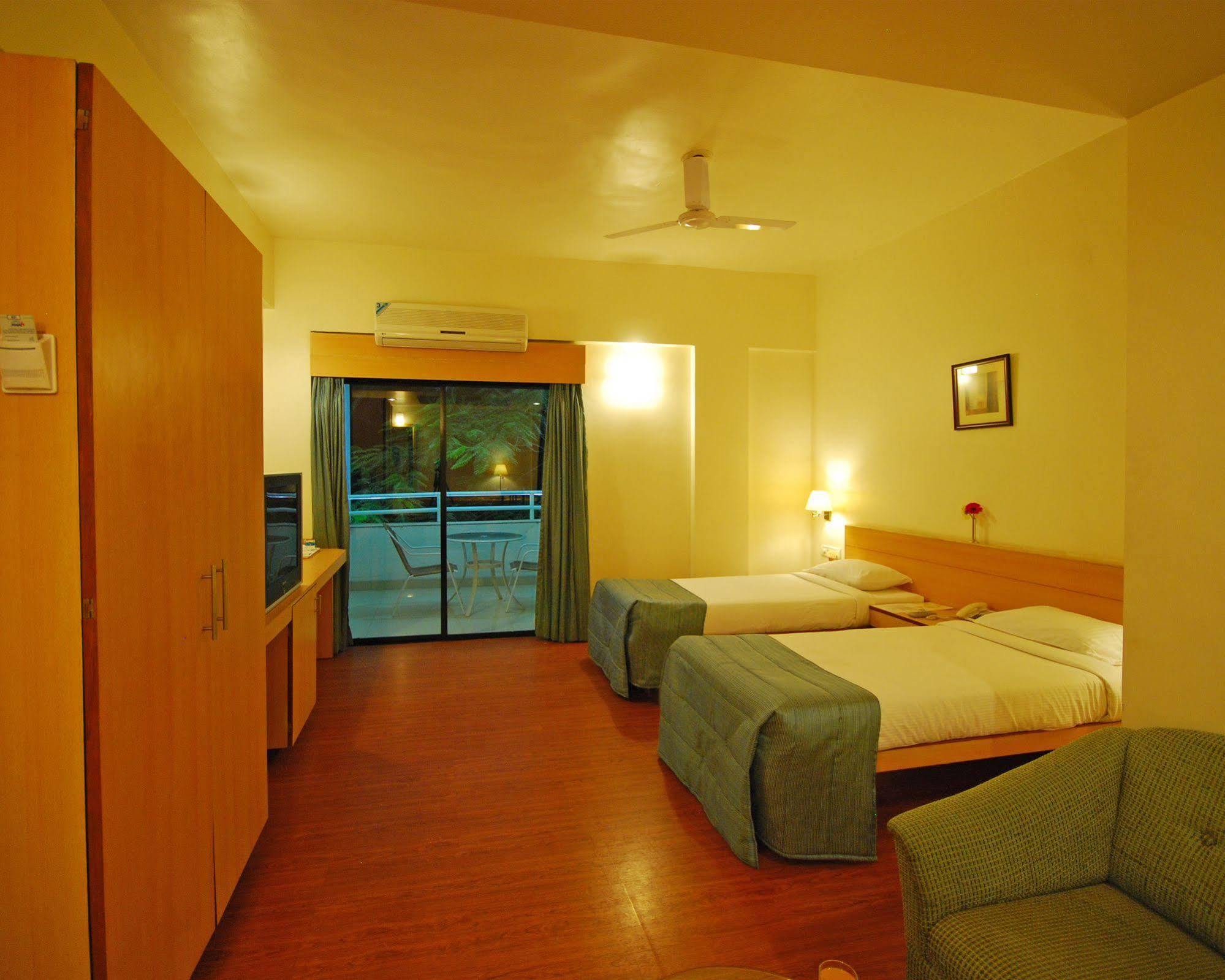 Hotel Phoenix Koregaon Park Pune Eksteriør bilde