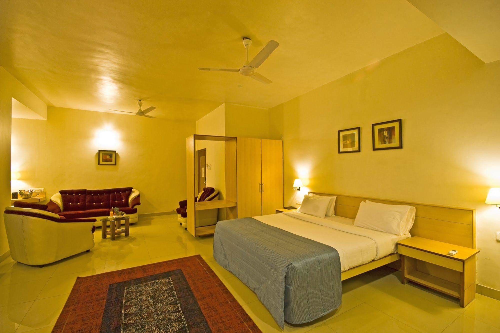 Hotel Phoenix Koregaon Park Pune Eksteriør bilde